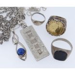 ASSORTED JEWELLERY TO INCLUDE SILVER ONYX RING, silver pendant on chain, silver ingot on chain,