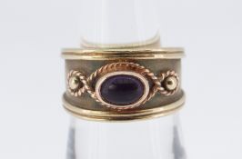 9CT YELLOW GOLD RING SET WITH CABOCHON AMETHYST, 8.3gms