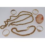 ASSORTED 9CT GOLD JEWELLERY to include four rings, engraved pendant, cameo brooch and bracelet and