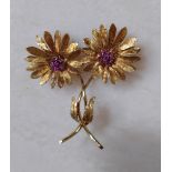 18CT YELLOW GOLD FLOWER HEAD BAR BROOCH SET WITH RUBIES, maker's mark RHB, 11.5gms