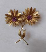 18CT YELLOW GOLD FLOWER HEAD BAR BROOCH SET WITH RUBIES, maker's mark RHB, 11.5gms