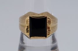18CT YELLOW GOLD (750) ONYX RING, 5.9gms