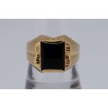 18CT YELLOW GOLD (750) ONYX RING, 5.9gms