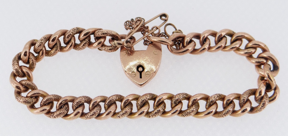 9CT GOLD CURB LINK BRACELET with heart-shaped padlock, 13.6gms