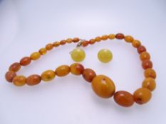 GRADUATED AMBER TYPE BEAD NECKLACE and a non-matching pair of earrings, 40cms L the necklace,