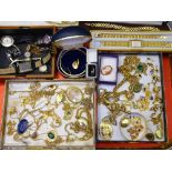 9CT GOLD, GILT METAL, 14 and 10 carat stamped and unmarked and yellow metal jewellery with a mixed