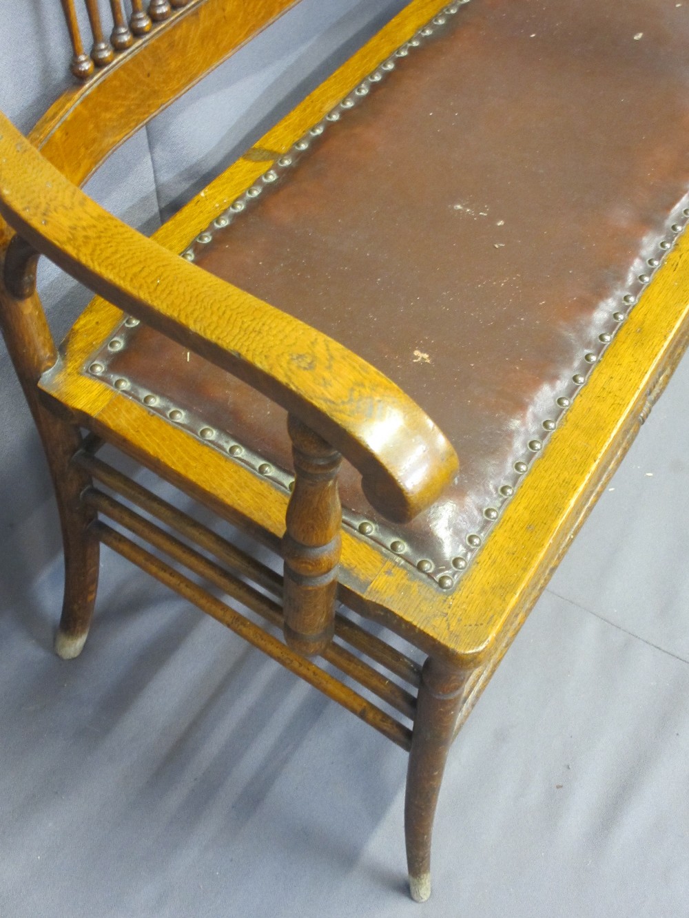 AMERICAN OAK STYLE CURVED BACK BENCH, the wide back rail with carved detail and spindle central - Image 3 of 3