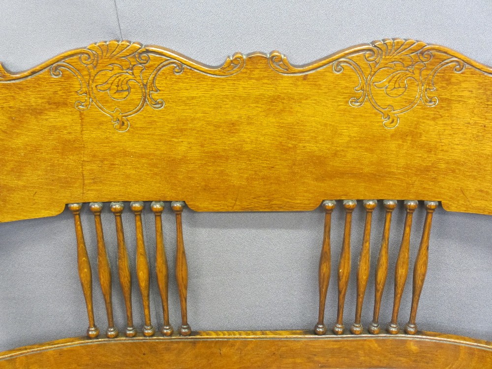 AMERICAN OAK STYLE CURVED BACK BENCH, the wide back rail with carved detail and spindle central - Image 2 of 3