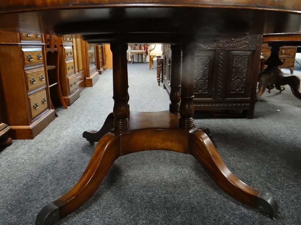 STYLISH VICTORIAN-STYLE CIRCULAR WALNUT EXTENDING DINING TABLE fan veneered top with perimeter - Image 22 of 24