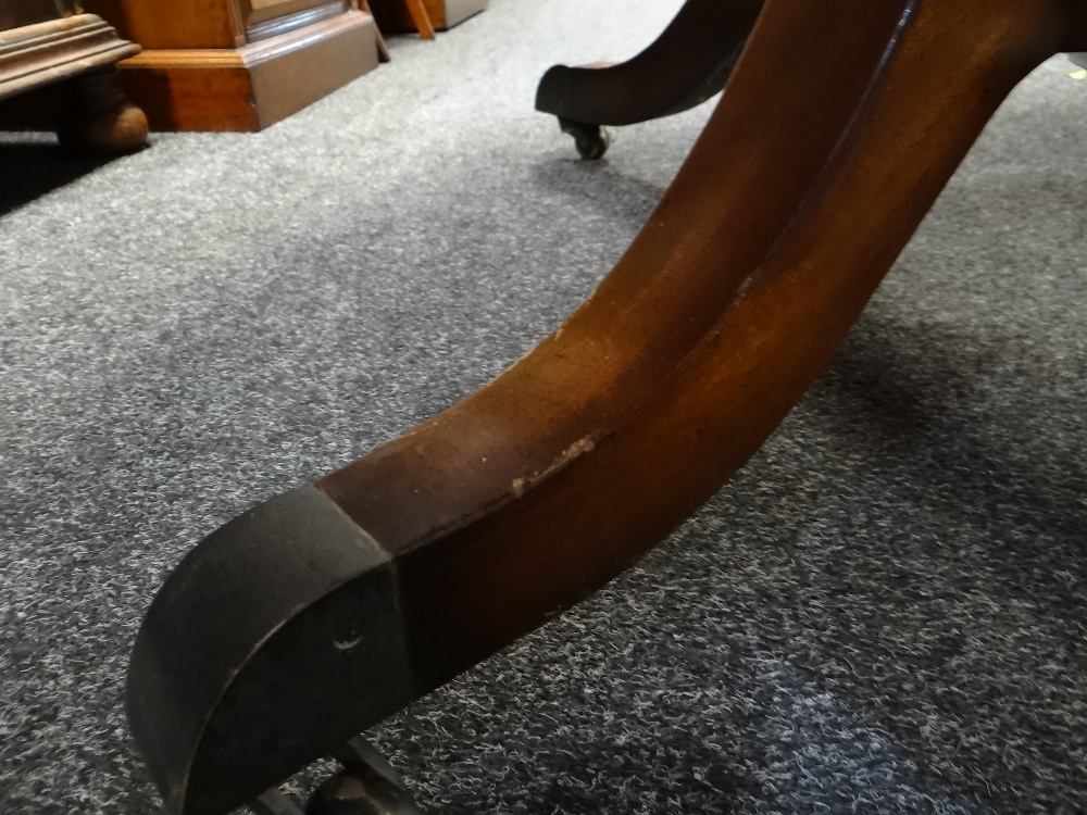 STYLISH VICTORIAN-STYLE CIRCULAR WALNUT EXTENDING DINING TABLE fan veneered top with perimeter - Image 21 of 24