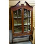 EDWARDIAN MAHOGANY & SATINWOOD CROSSBANDED CHINA CABINET, 94cms wide