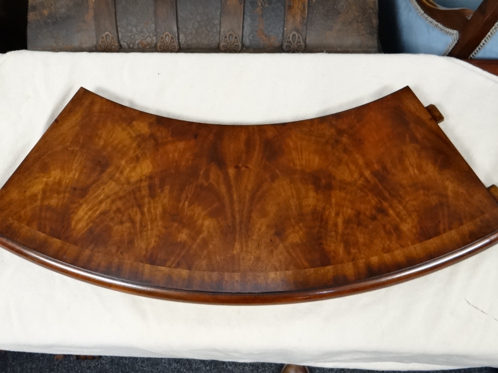 STYLISH VICTORIAN-STYLE CIRCULAR WALNUT EXTENDING DINING TABLE fan veneered top with perimeter - Image 15 of 24