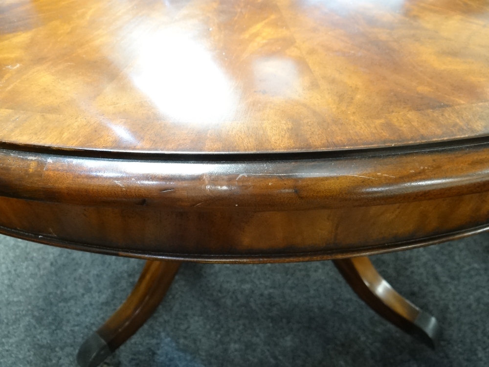 STYLISH VICTORIAN-STYLE CIRCULAR WALNUT EXTENDING DINING TABLE fan veneered top with perimeter - Image 23 of 24