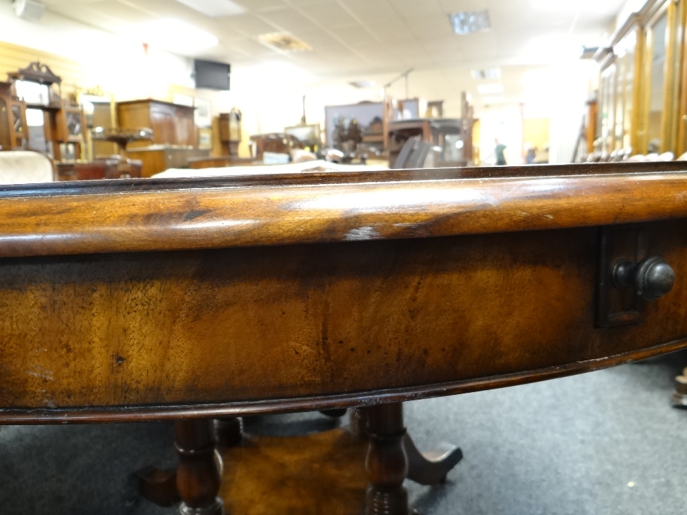 STYLISH VICTORIAN-STYLE CIRCULAR WALNUT EXTENDING DINING TABLE fan veneered top with perimeter - Image 8 of 24