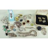 ASSORTED JEWELLERY comprising pair of boxed silver cufflinks, silver oval ring design brooch, silver