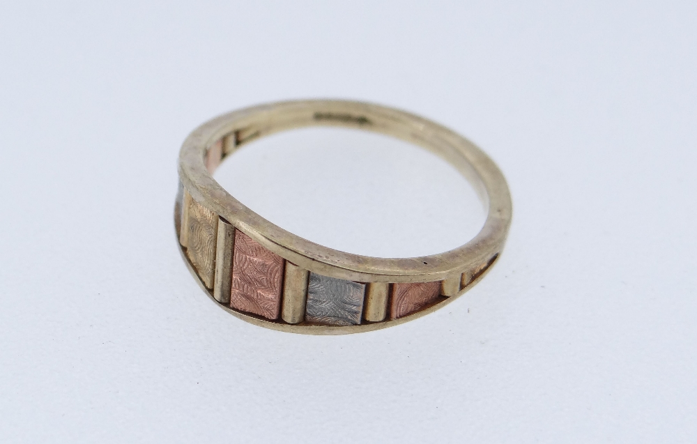 9CT TRI GOLD RING of geometric panel design, size N / O, 2.5gms in box - Image 2 of 3