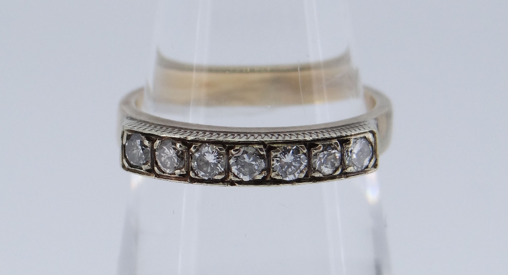 YELLOW METAL SEVEN STONE DIAMOND RING totaling 0.28cts overall approximately (visual estimate), size