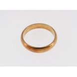 18CT (750) GOLD WEDDING BAND, 4.3gms