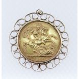 VICTORIAN GOLD SOVEREIGN, 1900, in 9ct gold scroll mount, 9.9gms