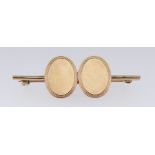 9CT GOLD BAR BROOCH appearing to be a marriage of cufflink design, 5.7gms