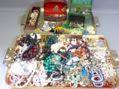 GOOD MIXED QUANTITY OF VINTAGE & LATER COSTUME JEWELLERY on two trays including a pair of sterling