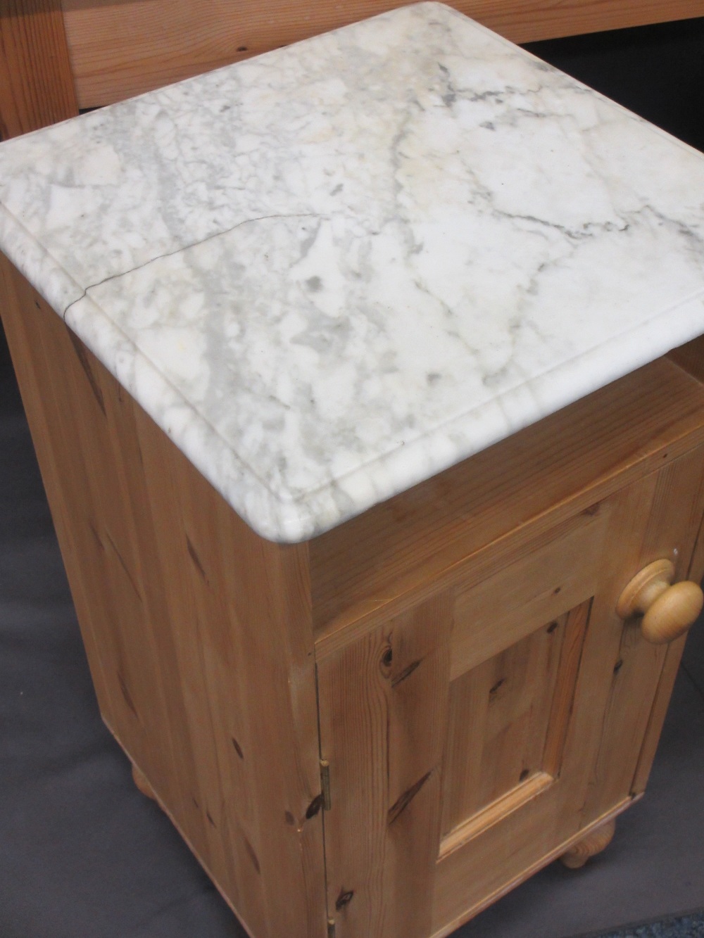 ANTIQUE STYLE MARBLE TOP WASH STAND & TWO BEDSIDE CABINETS, the wash stand with upper shelf and - Image 2 of 5
