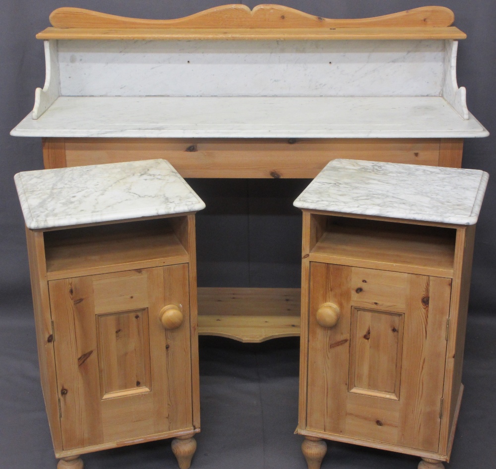 ANTIQUE STYLE MARBLE TOP WASH STAND & TWO BEDSIDE CABINETS, the wash stand with upper shelf and