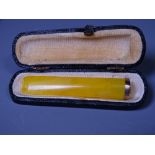 VINTAGE CASED AMBER & PRESUMED GOLD BANDED CIGARETTE HOLDER, the case marked 'Ambre Pur', 4.8gms