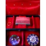 VINTAGE BLACK JEWELLERY BOX & CONTENTS including a presumed gold wedding band, size Mid Q-R, marks