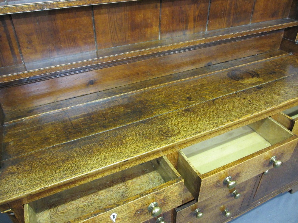 CIRCA 1820 NORTH WALES OAK DRESSER with a three shelf rack over a T arrangement of six pine lined - Image 6 of 6