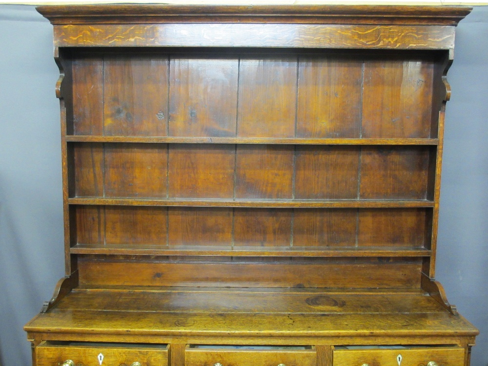 CIRCA 1820 NORTH WALES OAK DRESSER with a three shelf rack over a T arrangement of six pine lined - Image 2 of 6