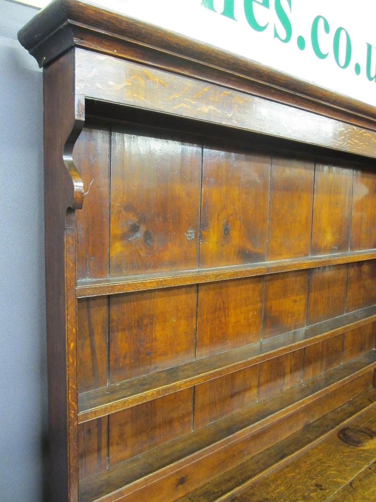 CIRCA 1820 NORTH WALES OAK DRESSER with a three shelf rack over a T arrangement of six pine lined - Image 4 of 6