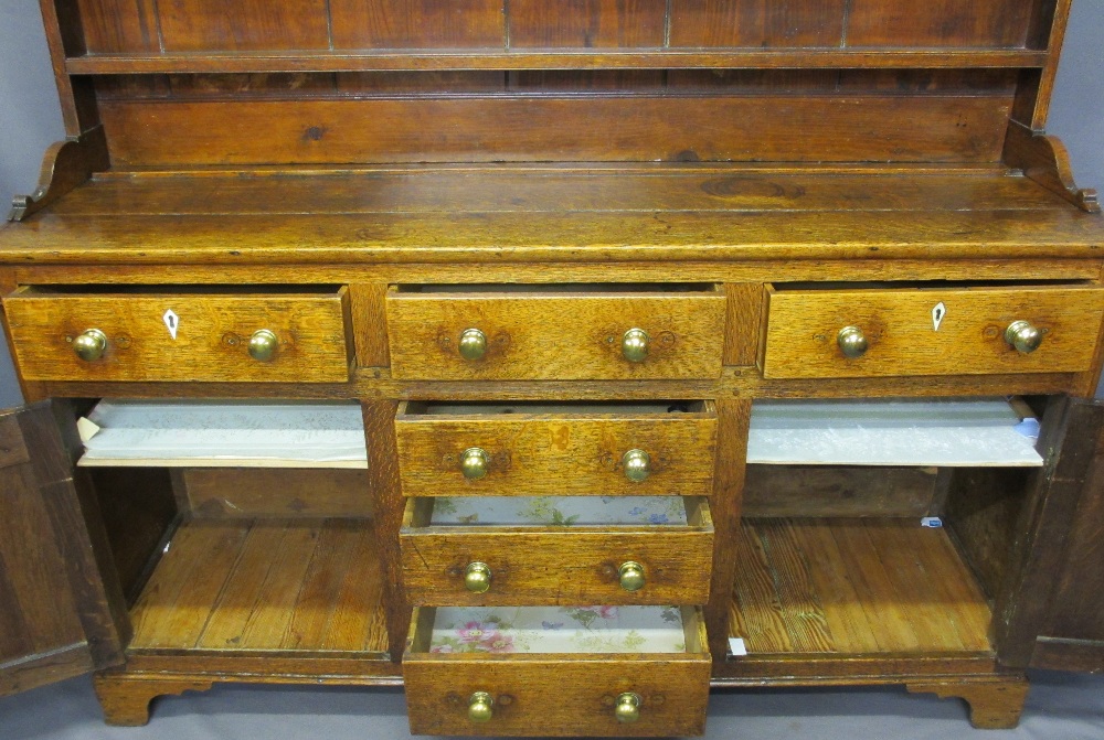 CIRCA 1820 NORTH WALES OAK DRESSER with a three shelf rack over a T arrangement of six pine lined - Image 3 of 6