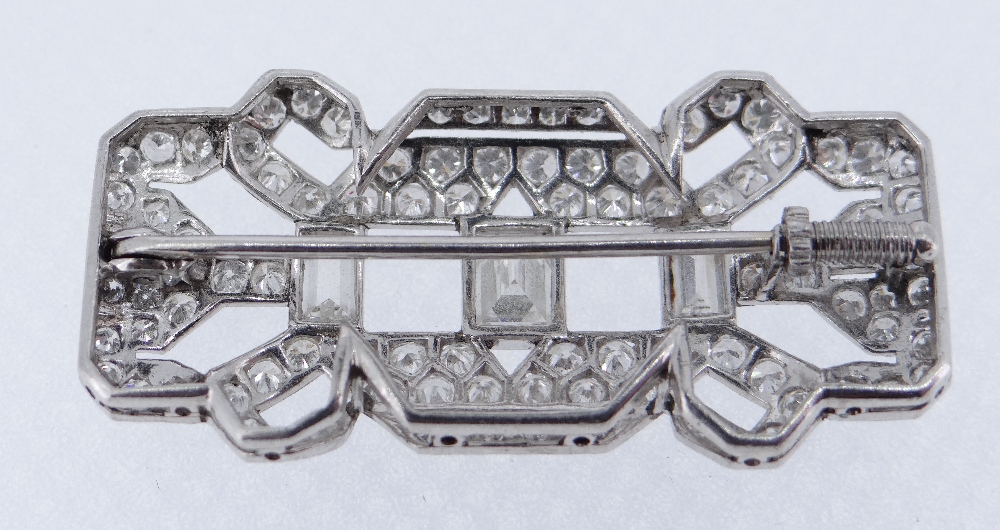 AN EXCELLENT ART DECO DIAMOND BROOCH, 4.3cts combined visual estimate consisting of 98 stones set - Image 2 of 2