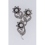 ATTRACTIVE THREE-HEAD FLORAL DIAMOND BROOCH set with three 0.25ct diamonds to the flower centres and