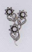 ATTRACTIVE THREE-HEAD FLORAL DIAMOND BROOCH set with three 0.25ct diamonds to the flower centres and