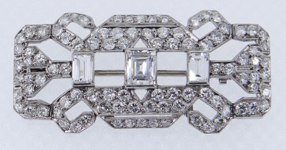 AN EXCELLENT ART DECO DIAMOND BROOCH, 4.3cts combined visual estimate consisting of 98 stones set