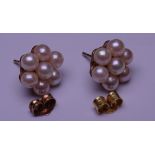 A PAIR OF 18CT GOLD SEVEN PEARL CLUSTER EARRINGS, 2.8grms