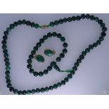 A MALACHITE NECKLACE ENSEMBLE - a round bead necklace with yellow metal screw link, a bracelet and