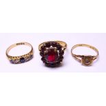 THREE 18 & 22CT GOLD RINGS to include an 18ct diamond and blue Sapphire dress ring, size O, 3.