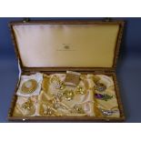 A GOOD MIXED PARCEL OF YELLOW METAL & PEARL BROOCHES and other jewellery in a faux wooden hinge