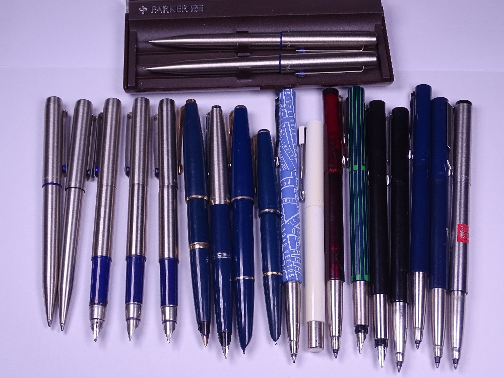 PARKER PENS (19) - 4 vintage (1960s-early 70s) Blue Parker fountain pens: 1 Parker 45, made in