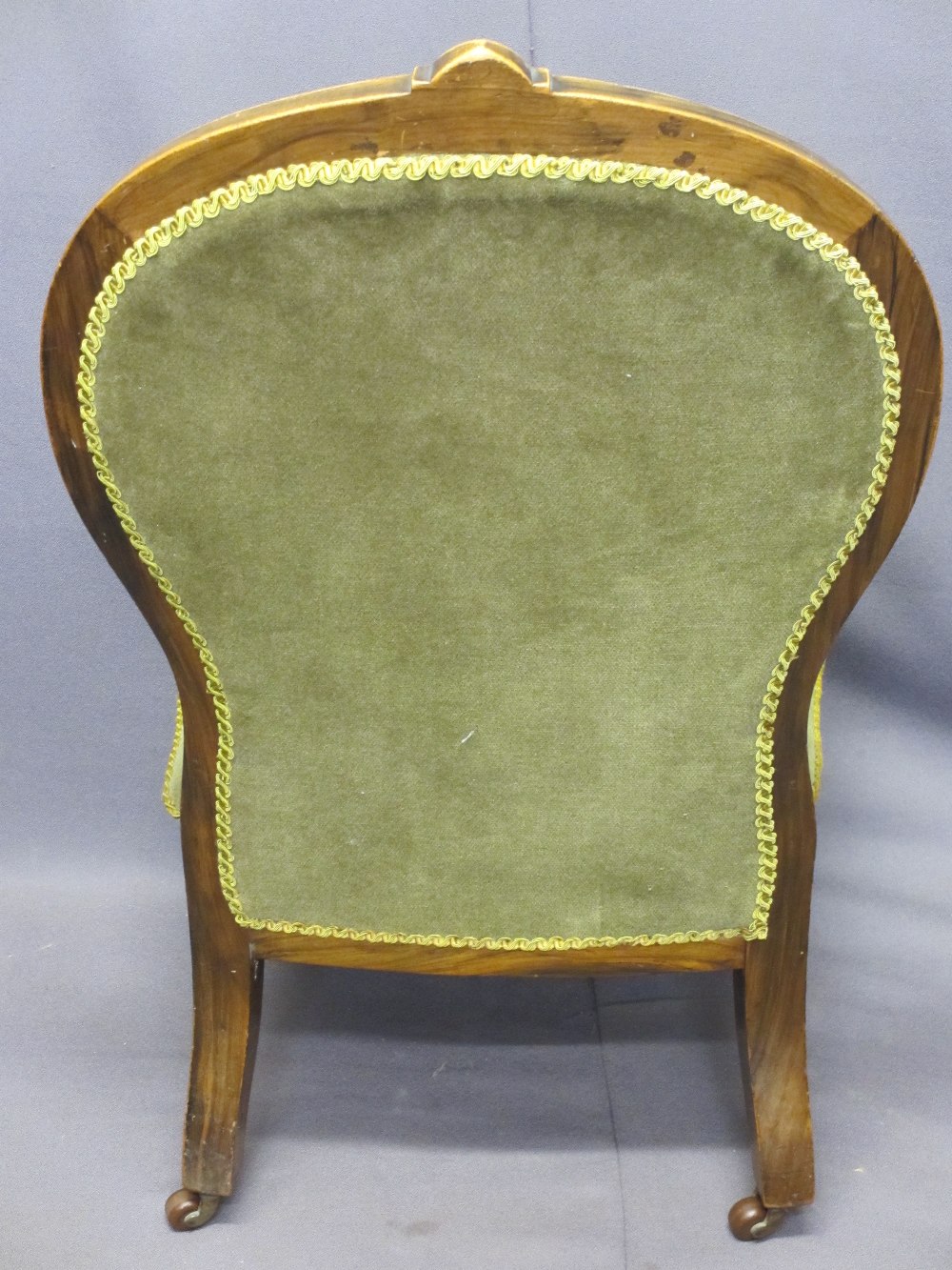 CIRCA 1900 ROSEWOOD EFFECT SPOONBACK PARLOUR CHAIR and two circular foot stools, all having beadwork - Image 3 of 5