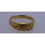 AN 18CT GOLD HALF WEAVE STYLE DRESS RING, 4.6grms, size Q