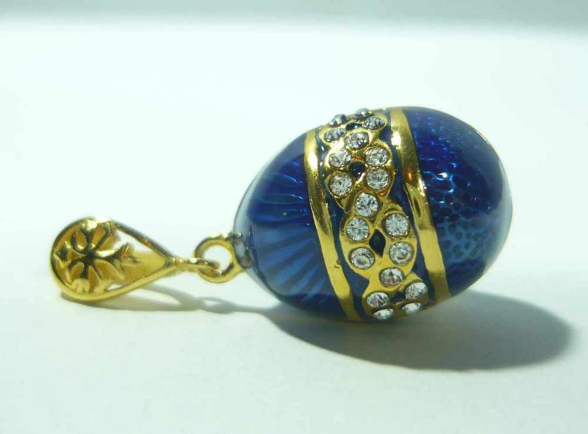 Blaues Ei mit umlaufender Verzierung. Kettenanhänger in russischem Faberge-Stil. 925 Sterling