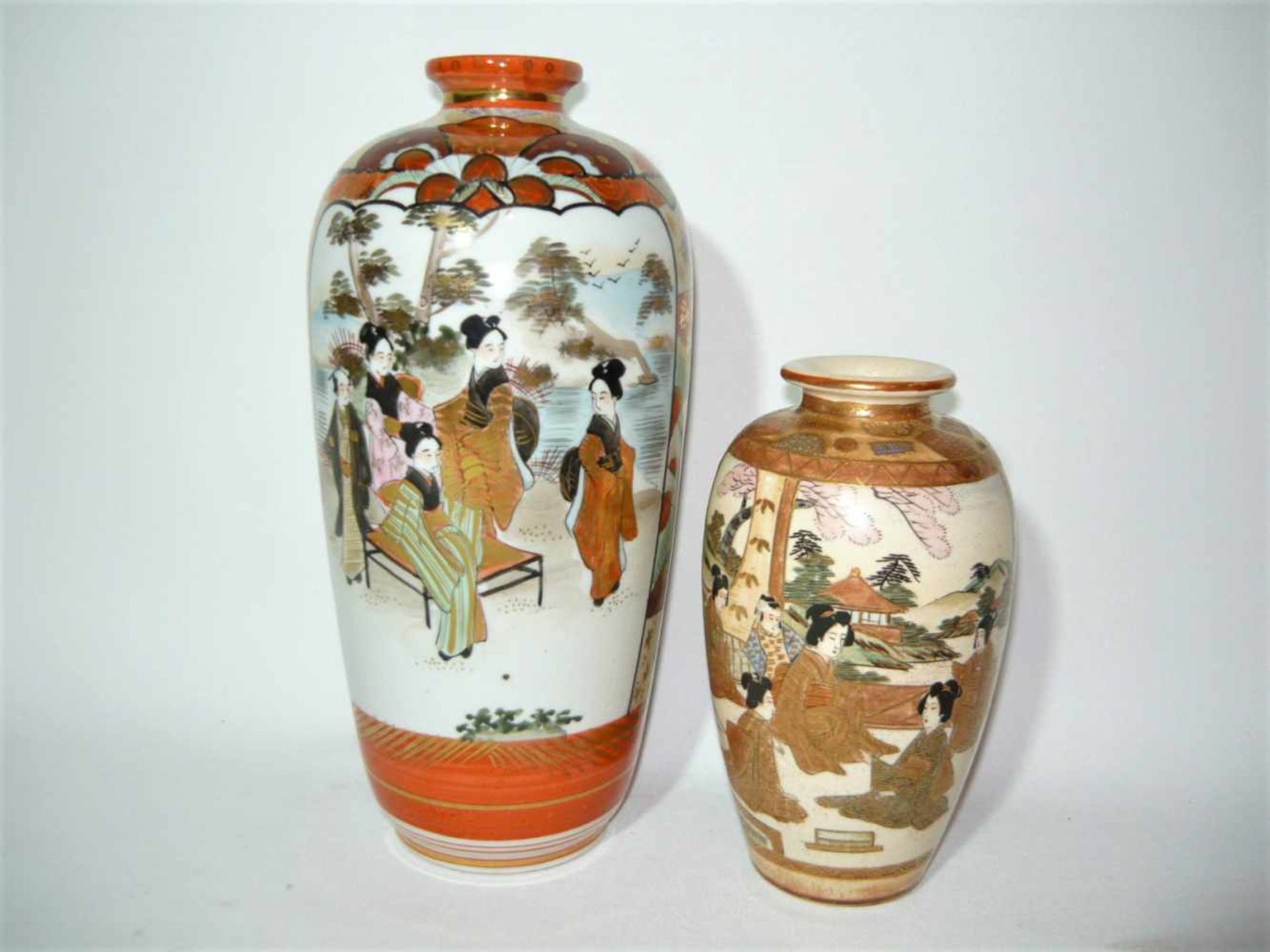 Satsumavase mit feiner Bemalung. Japan um 1900. Signiert. ca. 17cm. Dazu größere Vase.- - -22.00 %