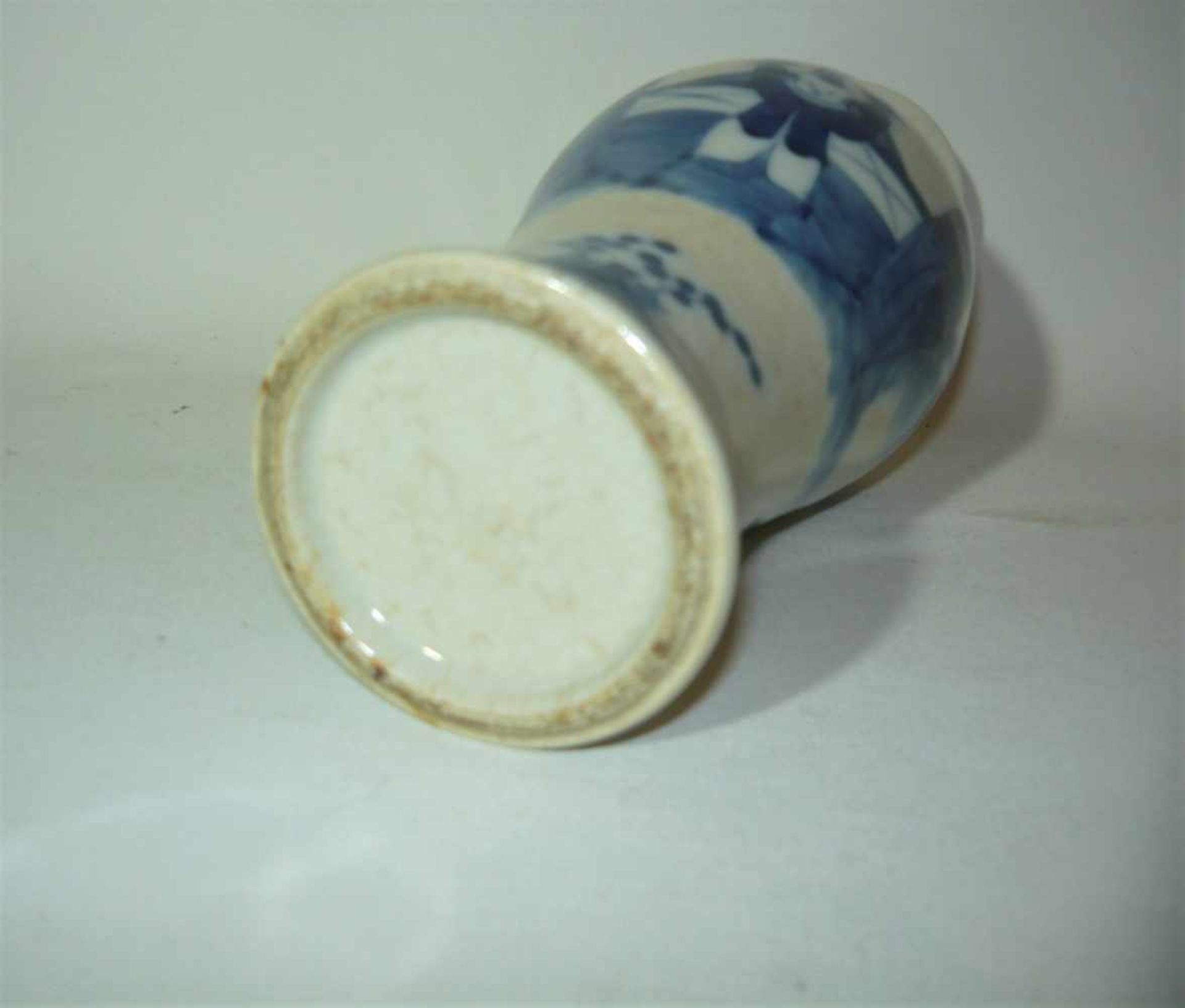 Vase mit Blaumalerei. Antik. Ca. 26cm.- - -22.00 % buyer's premium on the hammer price19.00 % VAT on - Bild 2 aus 2