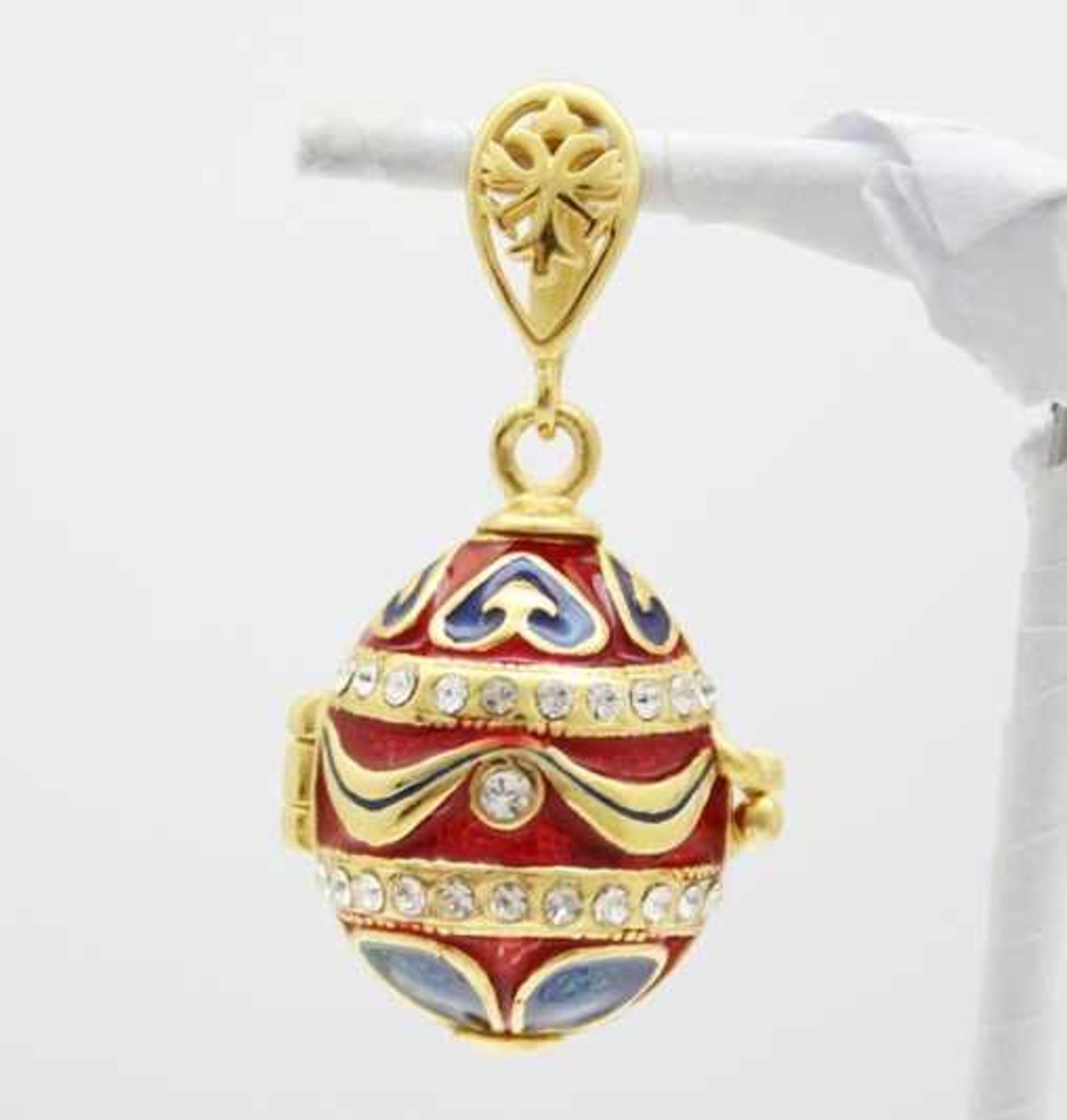 Rotes Ei mit reicher Verzierung. Kettenanhänger in russischem Faberge-Stil. 925 Sterling Silber,