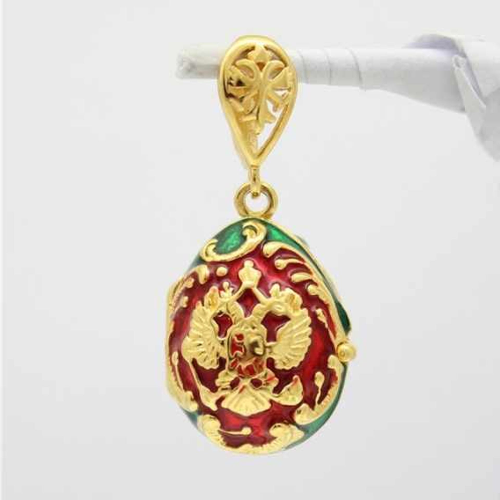 Rotes Ei mit russischem Doppelkopfadler. Kettenanhänger in russischem Faberge-Stil. 925 Sterling