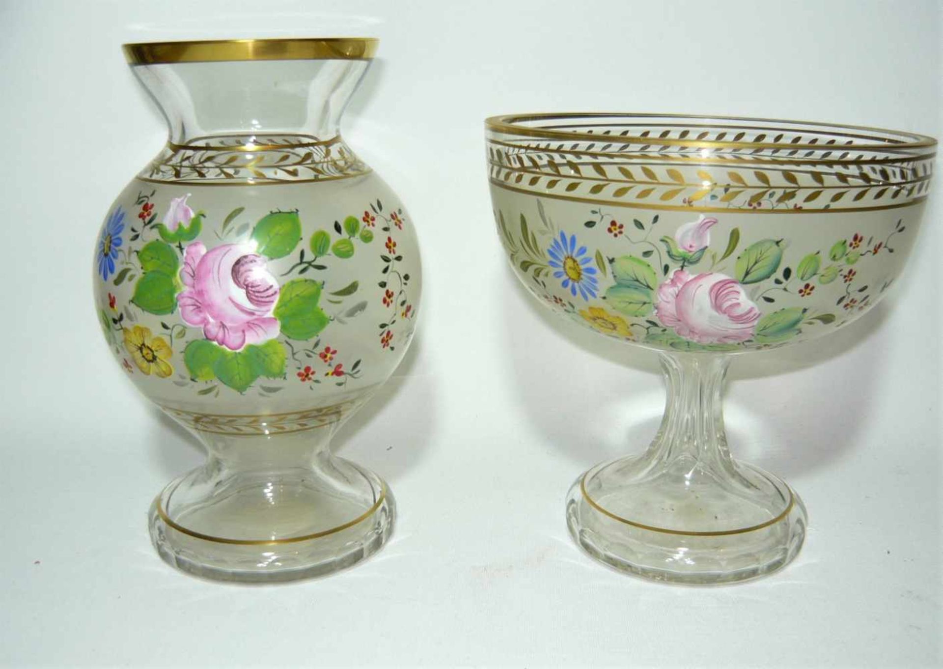 Etagere und Vase. Glas, tlw. Mattiert. Reiche qualitätvolle Blumenmalerei. Um oder nach 1900. Ca.